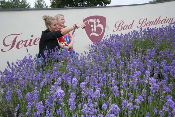 Moeder en dochter bij lavendel | Ferienresort Bad Bentheim